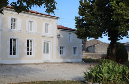 Migron Cottage | Gite proche de Matha et Cognac, privé Half Sunken Piscine chauffée, jardin clos ..