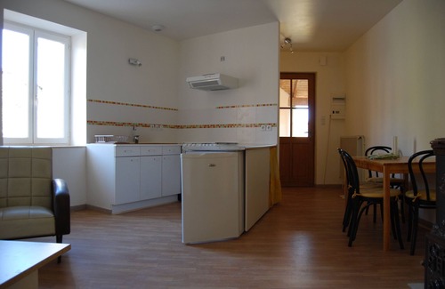Jalogny Appartement | gîte "near the wash house"