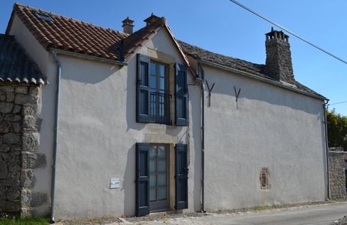 Saint-Andre-de-Vezines Maison | Gîte sur le Causse Noir. Nature, rando, wifi. Grand jardin clos, animaux admis