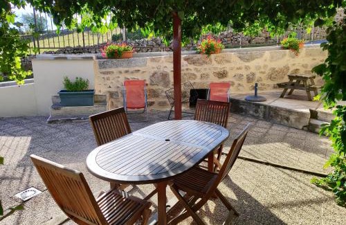 Saint-Pal-de-Chalencon Maison | GITE RURAL RECENT avec GRANDE TERRASSE