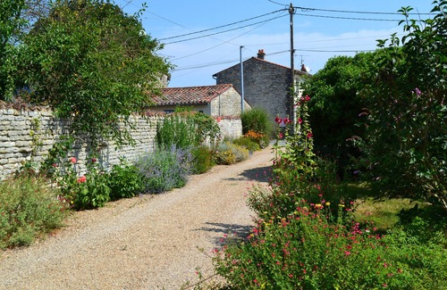 Prisse-la-Charriere Cottage | GITE AVEC PISCINE COUVERTE ET CHAUFFEE (3 ETOILES)