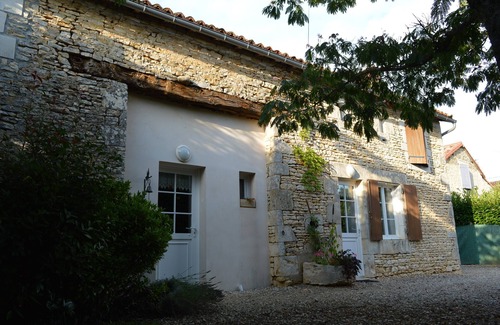 Savigne Cottage | Gite avec piscine privée à savigné