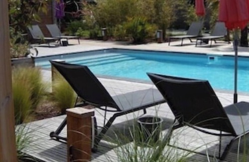Le Tour-du-Parc Cottage | Joli gîte avec piscine, à 5 min de la plage, appelé "BERDER"