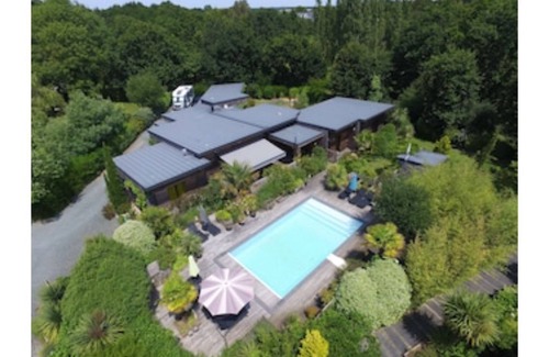 Le Tour-du-Parc Cottage | Joli gîte avec piscine, à 5 min de la plage, appelé "BERDER"