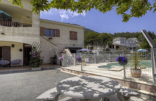 Vezzani Appartement | Gîte avec piscine au coeur des montagnes corses