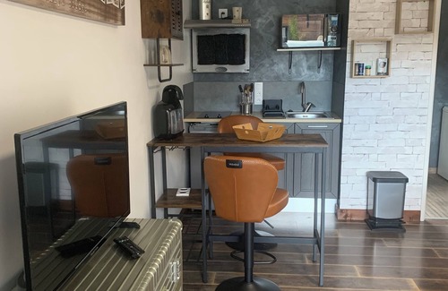 Dampierre Cottage | GÎTES 23M2 avec terrasse, piscine chauffée, SPA et sauna