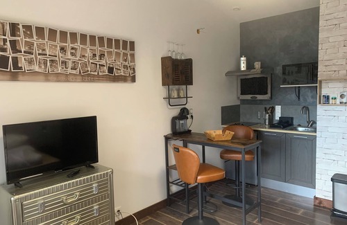 Dampierre Cottage | GÎTES 23M2 avec terrasse, piscine chauffée, SPA et sauna