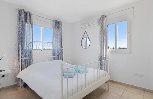 Lykabittos Appartement | Glabur Stays - The Sunny Atelier - Nicosia City
