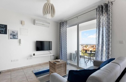 Lykabittos Appartement | Glabur Stays - The Sunny Atelier - Nicosia City