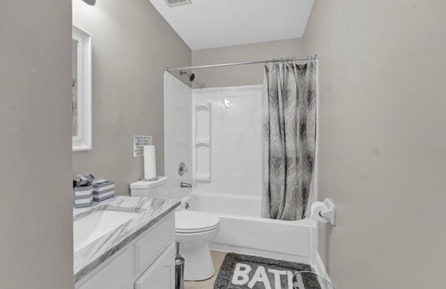 Ellendale Maison | Glamorous 3BR 2BA house w/large fenced backyard
