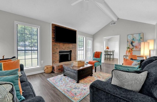 Ellendale Maison | Glamorous 3BR 2BA house w/large fenced backyard