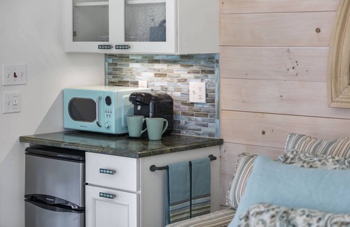 Newbury Cottage | Glamorous Cabana: Fireplace, Holiday Lights, Luxurious Romantic, 5min to Eateries, Shopping, & Shows