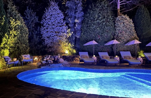 Newbury Cottage | Glamorous Cabana: Fireplace, Holiday Lights, Luxurious Romantic, 5min to Eateries, Shopping, & Shows