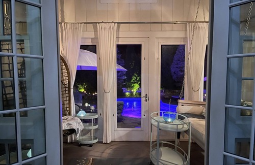 Newbury Cottage | Glamorous Cabana: Fireplace, Holiday Lights, Luxurious Romantic, 5min to Eateries, Shopping, & Shows