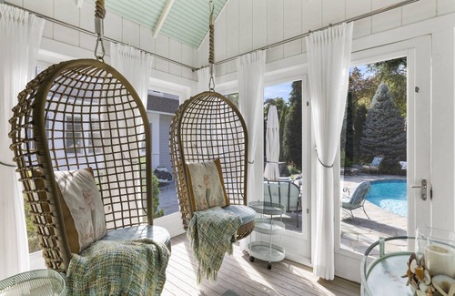 Newbury Cottage | Glamorous Cabana: Fireplace, Holiday Lights, Luxurious Romantic, 5min to Eateries, Shopping, & Shows
