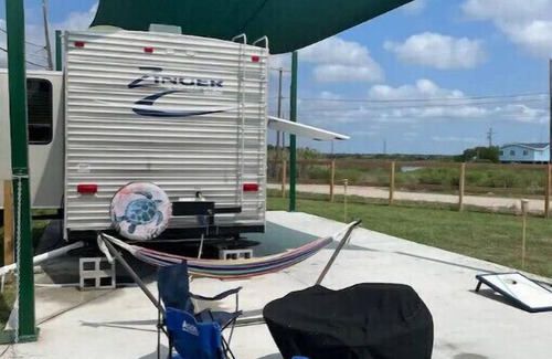 Hitchcock Maison | Glamping! Clean, Wi-Fi, A/C, SmartTV, water-view