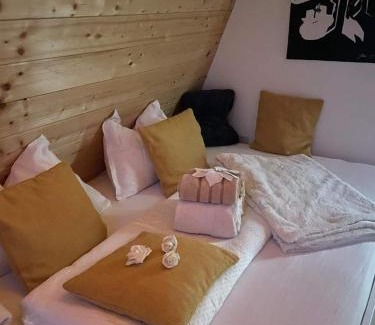Gorenja Vas pri Smarjeti Maison | Glamping Holiday House with terrace and sauna- no hot tub- Hisa oddiha
