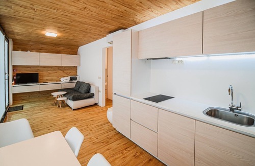 Crnomelj Maison | Glamping Malerič - Natural Pool & Wellness access