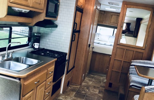 Shakopee Maison | Glamping on private acreage, apple trees, convenient location