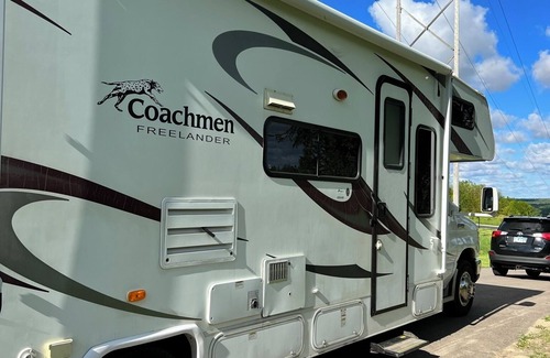 Shakopee Maison | Glamping on private acreage, apple trees, convenient location