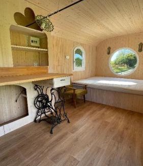 Stribrna Skalice Autre | Glamping - stylová maringotka v srdci Ladova kraje, poblíž hlavního města Prahy