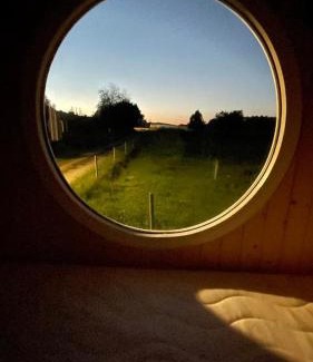 Stribrna Skalice Autre | Glamping - stylová maringotka v srdci Ladova kraje, poblíž hlavního města Prahy