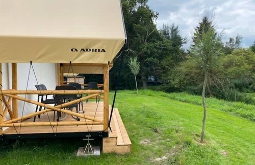 Nunspeet Cabine | Glamping tent equipped with living room, kitchen and bathroom.