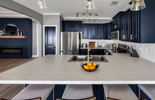 Northport Maison | Glaring & Modern 3BR 2BTH Home 13 Min DT Stadium - Lux Backyard
