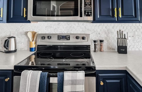 Northport Maison | Glaring & Modern 3BR 2BTH Home 13 Min DT Stadium - Lux Backyard