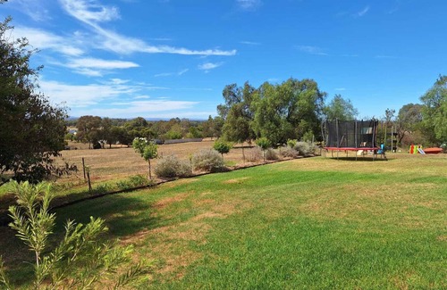 Rutherglen Maison | Glenacre of Rutherglen - spacious house on an acre with great views