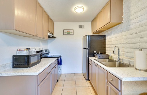 Glendale Copropriété | Glendale Unit w/Private Yard Near Sports Venues!