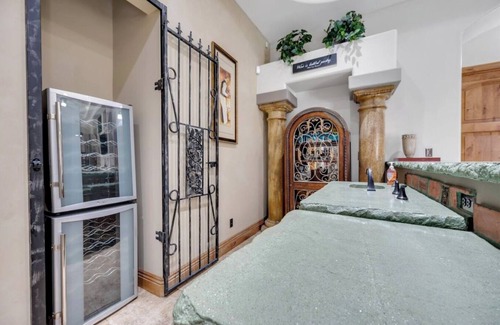 Glendale Maison | Glendale Villa w/Pool, Theater & Game Rooms
