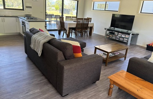 Halls Gap Maison | Glendene Halls Gap. Behind main street. 100m walk. mountain views