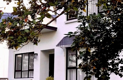 Yarra Glen Maison | Glenview Park Cottage and Farm Stay 3 bedrooms with fireplace. Yarra Glen
