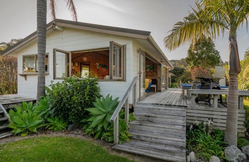 Hahei Maison | Glo's Place - Hahei Holiday Home