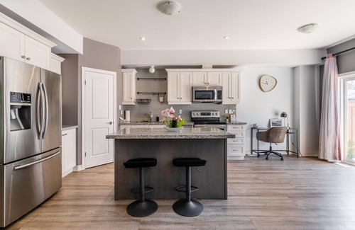 Stoney Creek Villa | GLOBALSTAY. 20 Ppl 5BR Townhome on the Lake. HotTub, Gym, BBQ