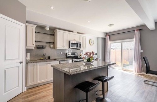 Stoney Creek Villa | GLOBALSTAY. 20 Ppl 5BR Townhome on the Lake. HotTub, Gym, BBQ