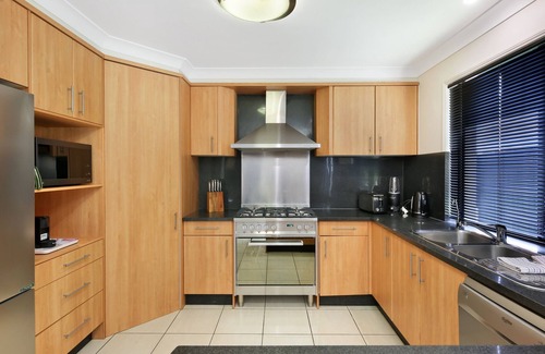 Gold Coast Maison | Glorious 5-Bed Amidst Nature in Burleigh Heads