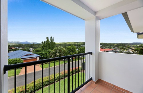 Gold Coast Maison | Glorious 5-Bed Amidst Nature in Burleigh Heads