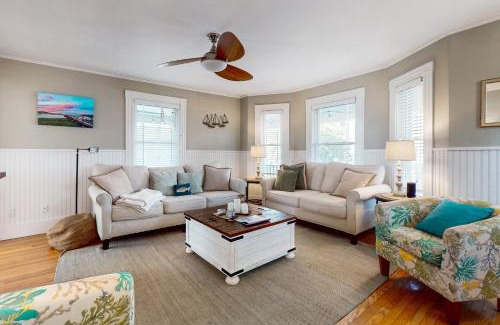 Gloucester Maison | Gloucester Coastal Gem