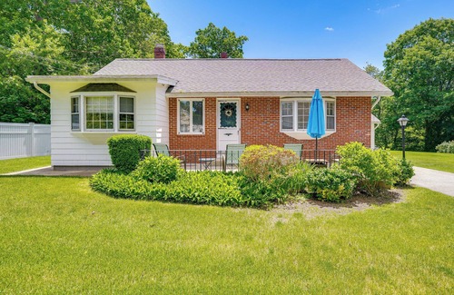 Gloucester Maison | Gloucester Home w/ Large Yard: 1 Mi to Beach!