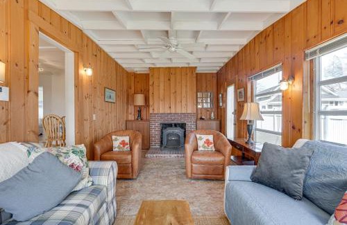 Gloucester Maison | Gloucester Home with Large Yard 1 Mi to Beach!