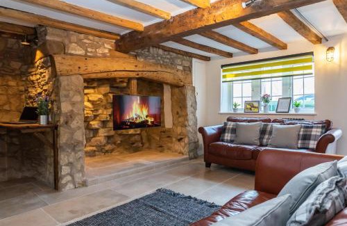 Brockworth Maison | Gloucester-Modernised 4 Bedroom Cottage-Sleeps 8-Free Parking-Fast Wi-Fi