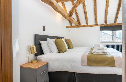 Brockworth Maison | Gloucester-Modernised 4 Bedroom Cottage-Sleeps 8-Free Parking-Fast Wi-Fi