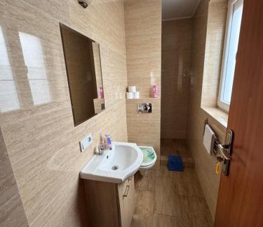 Inwald Maison | Gościniec Grek Zorba - pokoje i domki 4 osobowe - 16km od Zator Energylandia
