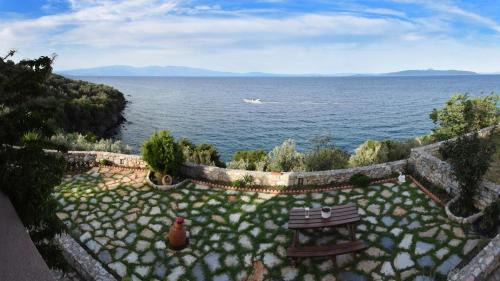 Sourpi Appartement | Goddesses Villa 1 in Nies