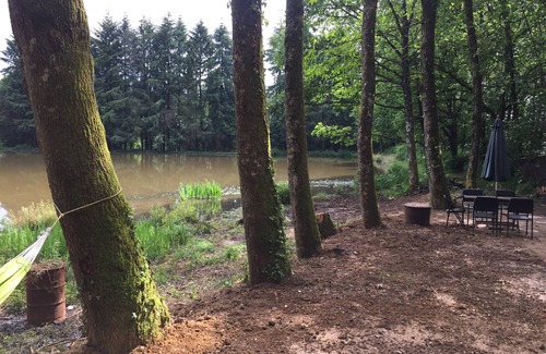 Saint-Priest-les-Fougeres Maison | GoGreen Roulotte - une cabane de berger unique sur un lac privé en France rurale