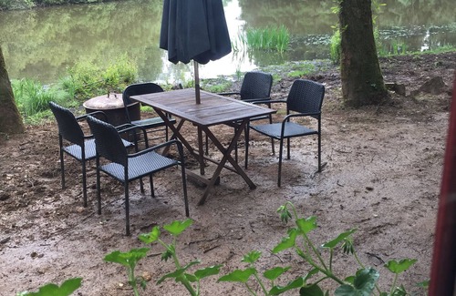 Saint-Priest-les-Fougeres Maison | GoGreen Roulotte - une cabane de berger unique sur un lac privé en France rurale