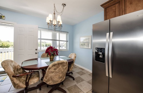 Panacea Copropriété | Going Coastal in Panacea, Wraparound Balcony, Bay & Marina View, Pool, NO BOATS