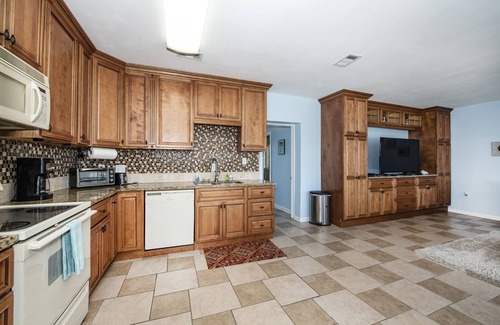 Panacea Copropriété | Going Coastal in Panacea, Wraparound Balcony, Bay & Marina View, Pool, NO BOATS